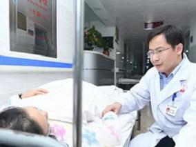 120医生深夜挨户寻找失联求助者 救下夫妇俩缩略图