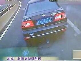 私家车故意挡救护车 生死一线怎能斗气？缩略图