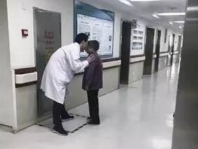 医生的一次弯腰为何如此被重视？缩略图